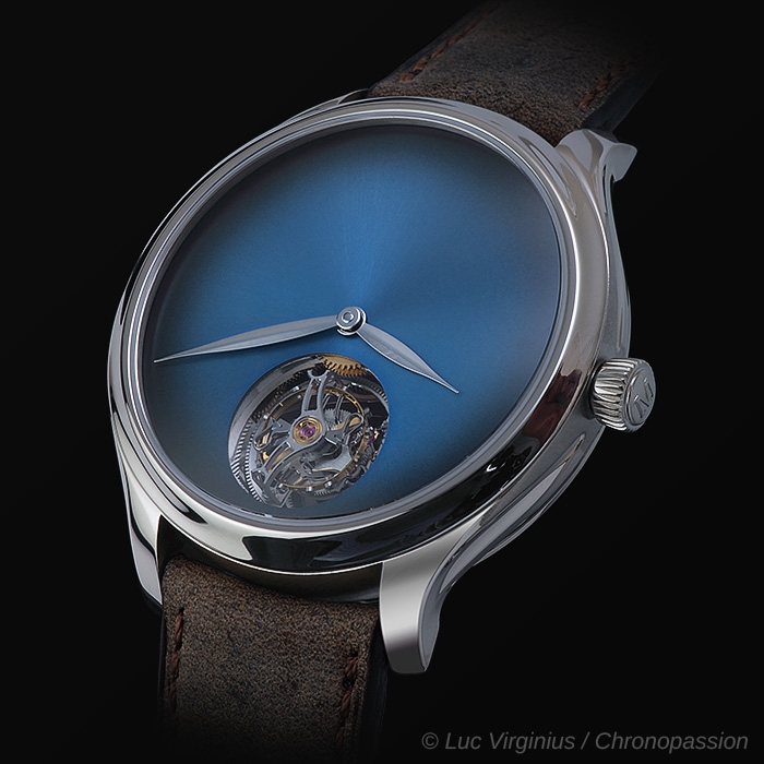 h moser endeavour tcfblue 01 58287ee04c.jpg