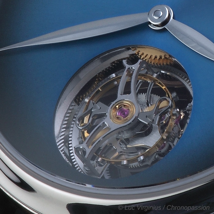 h moser endeavour tcfblue 07 5e7c288d10.jpg
