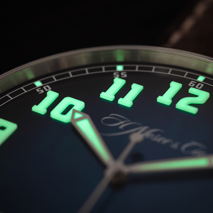 H MOSER ET CIE HERITAGE CENTRE SECONDS FUNKY BLUE 8200-1201