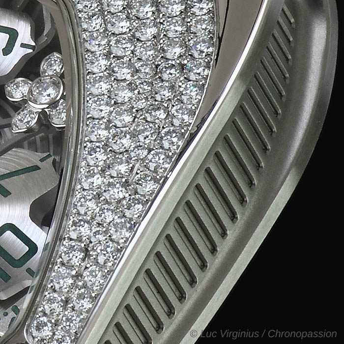 urwerk ur106 flower 06 a017ddd075.jpg