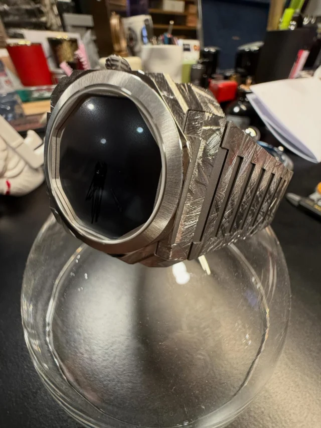 🕰️ When art meets watchmaking.
The Bvlgari Octo Finissimo Lee Ufan is more than a timepiece *it’s a philosophical statement.
Crafted from hand-brushed titanium, each of the 150 limited pieces carries its own texture, its own identity.
The mirrored dial shifts from grey to black with the light ,a poetic reflection of Lee Ufan’s exploration of space, silence, and material.
Inside beats the ultra-thin BVL 138 automatic calibre, offering 60 hours of power reserve within just 5.5 mm of total thickness. On the back, the artist’s signature and the limited-edition number mark its rarity.
✨ “An object that speaks to time.”
Now available at @chronopassion authorized retailer, a rare encounter between contemporary art and haute horlogerie.
 #Bvlgari #OctoFinissimo #LeeUfan #Chronopassion #HauteHorlogerie #fabriziobuonamassastigliani #LimitedEdition #LuxuryWatches